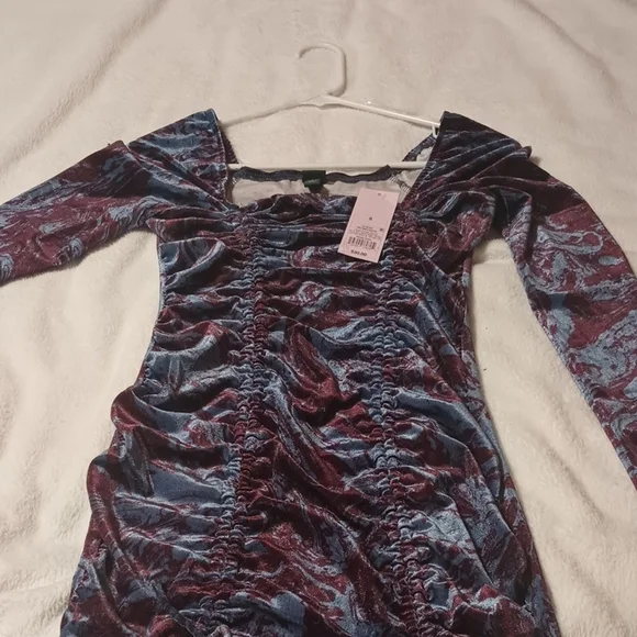 Elegant Blue and Red Ruched Dress - Picture 2 of 6